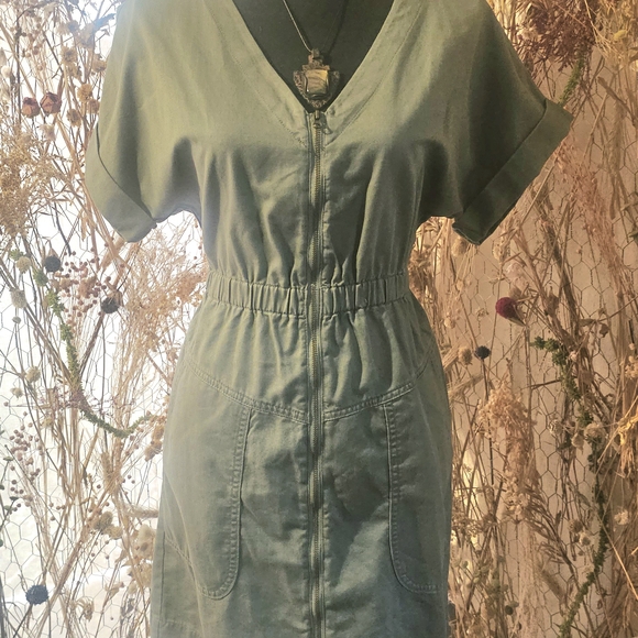 Green V-Neck Casual Dress - Picture 1 of 8